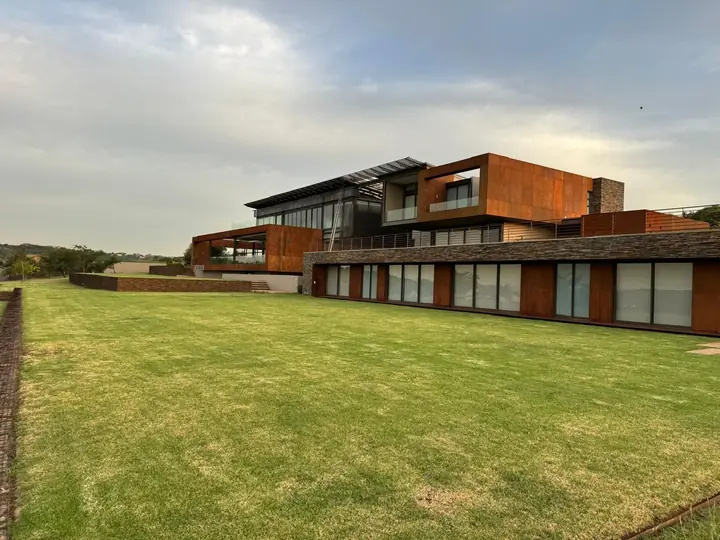 Long elevation of the Mooikloof residence and its garden